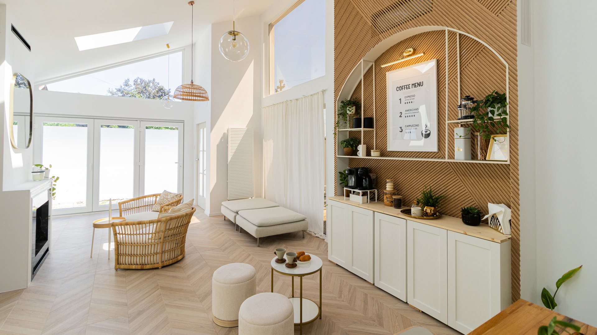 Open space renovat de Reno Haus — bar de cafea cu riflaj și parchet chevron