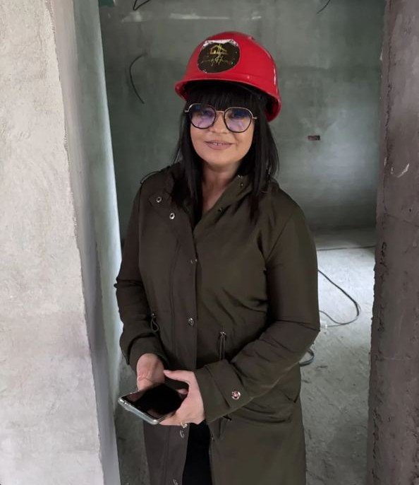 Monica, Ansprechpartnerin von Reno Haus, auf der Baustelle | Reno Haus