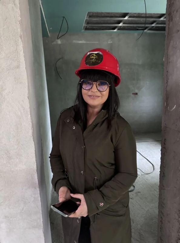Ana, persoana de contact Reno Haus, pe șantier | Reno Haus