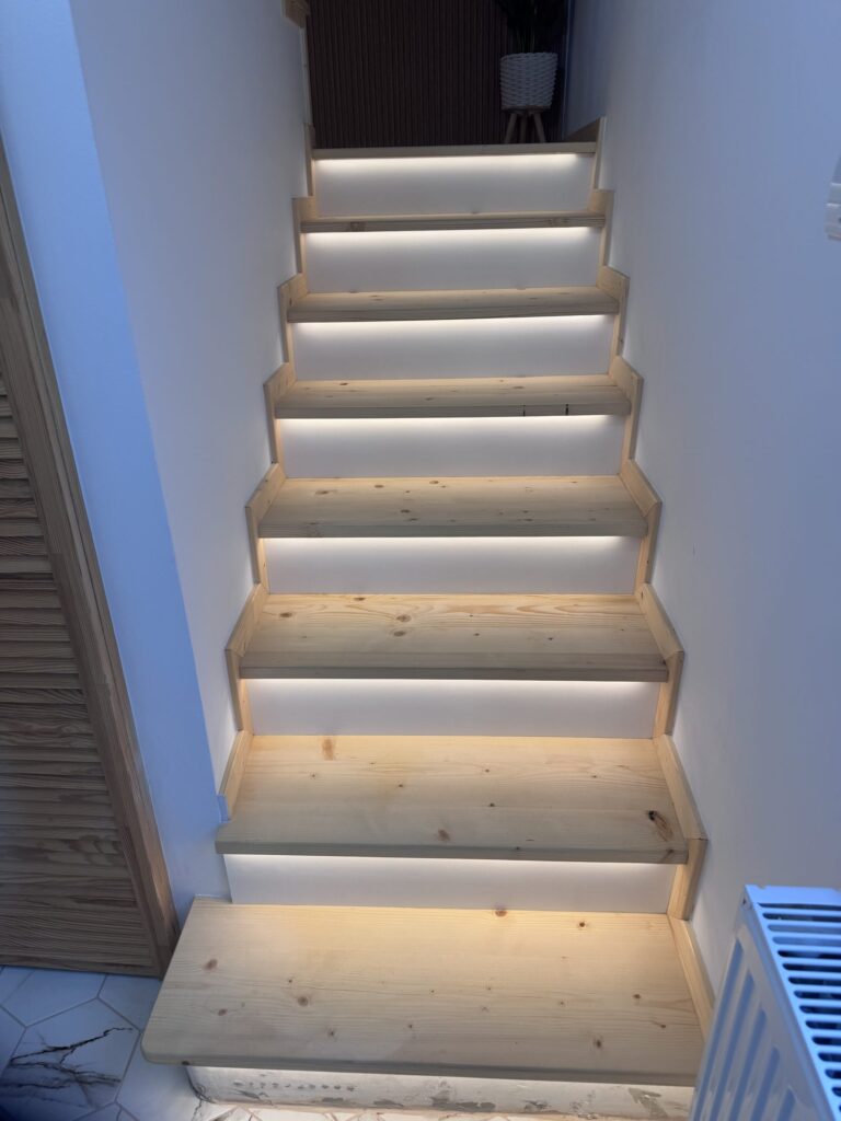 Casa din Pleașa — scara cu iluminare LED după renovare | Reno Haus
