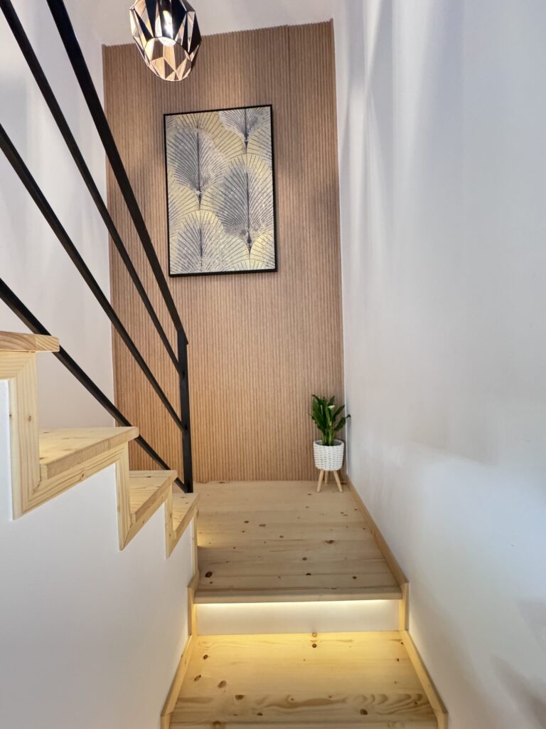 Casa din Pleașa — scara cu iluminare LED după renovare | Reno Haus