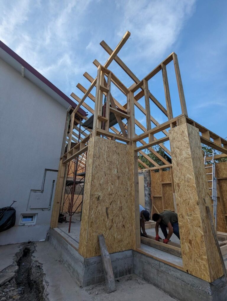 Casa din Pleașa — structura casei și echipa Reno Haus în timpul lucrărilor