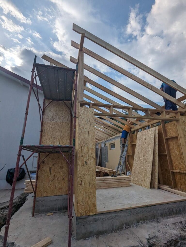 Casa din Pleașa — structura casei și echipa Reno Haus în timpul lucrărilor