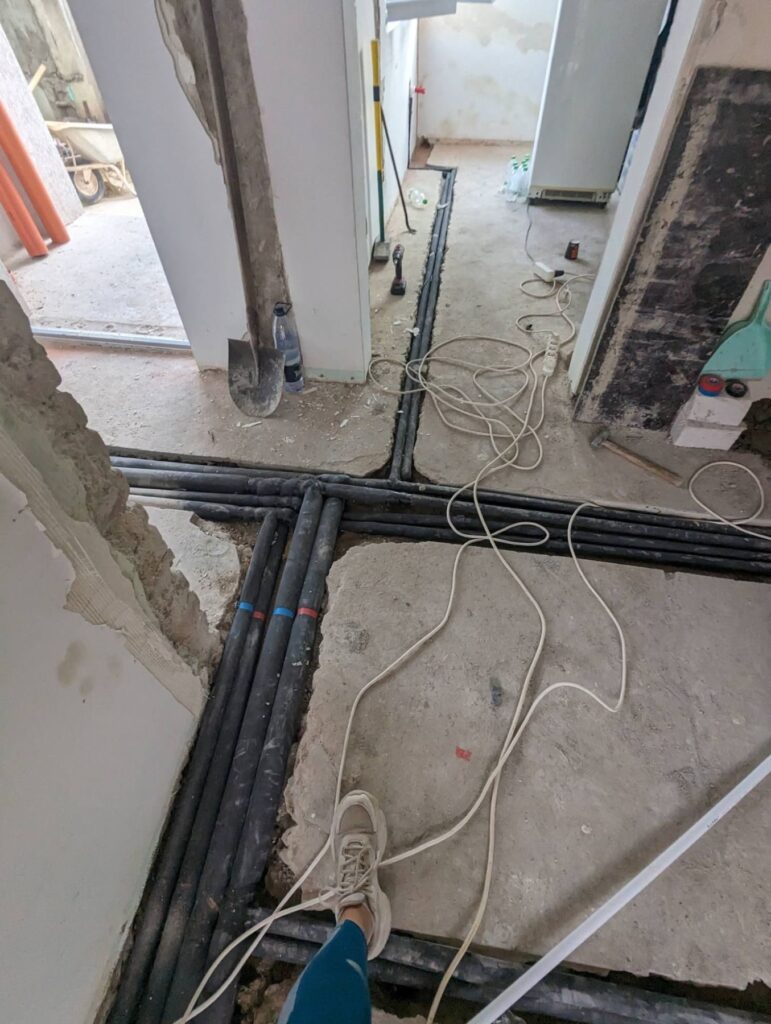 Casa din Pleașa — structura casei și echipa Reno Haus în timpul lucrărilor