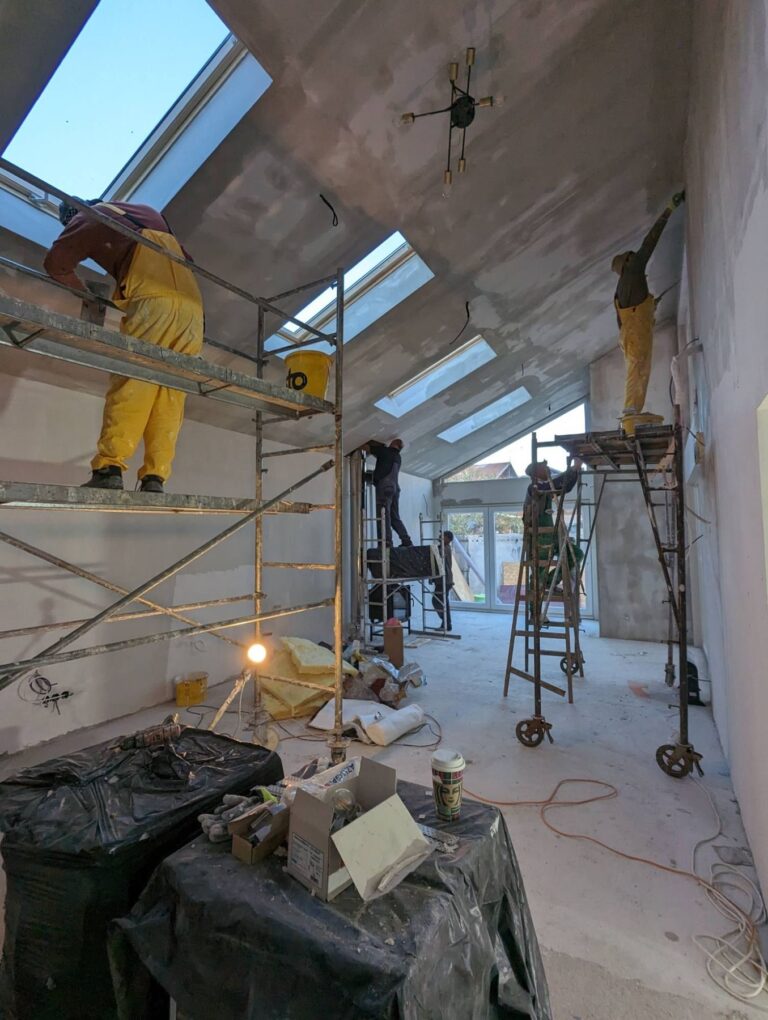 Casa din Pleașa — structura casei și echipa Reno Haus în timpul lucrărilor