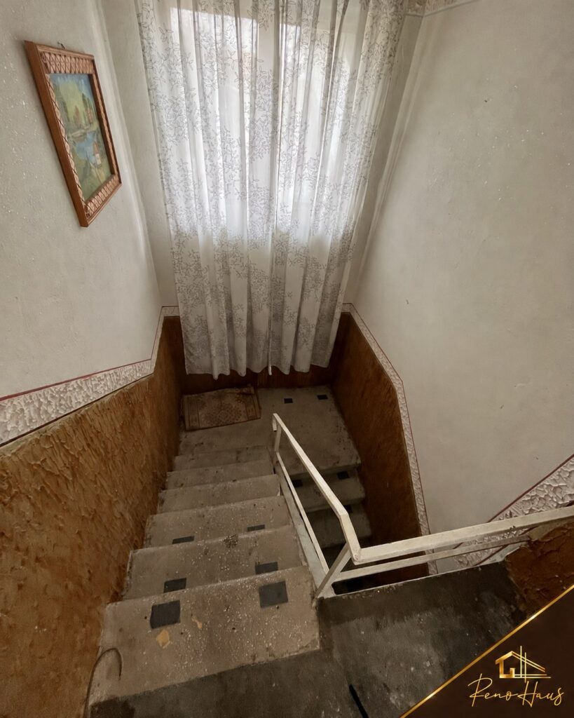 Scara veche, înainte de renovare