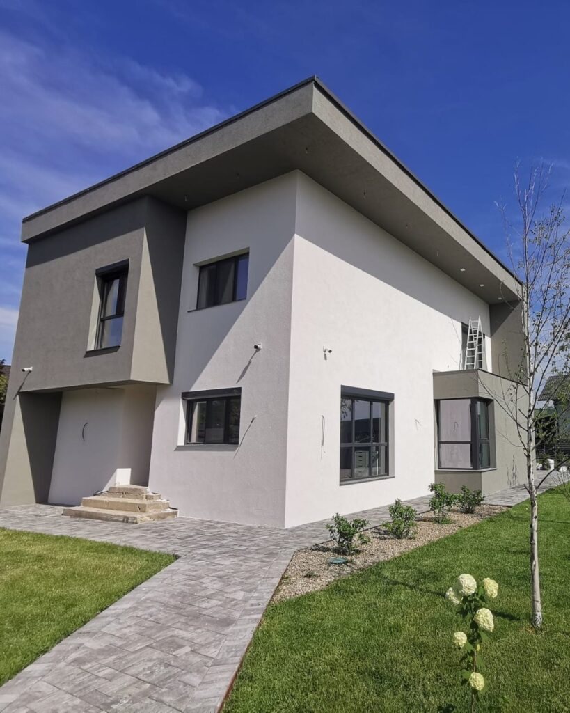 Casă cu tencuială exterioară executată de Reno Haus